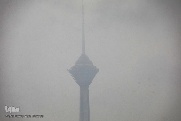 Teheran trägt ein weißes Kleid