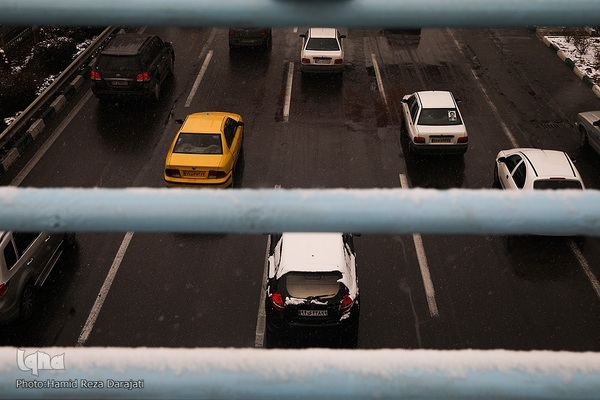 Teheran trägt ein weißes Kleid