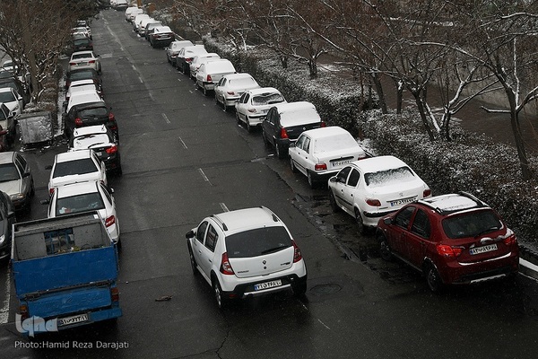 Teheran trägt ein weißes Kleid