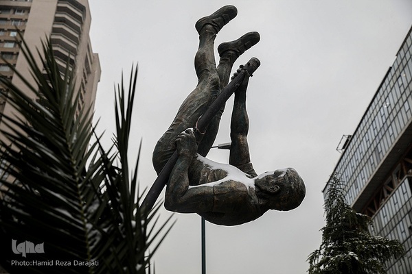 Teheran trägt ein weißes Kleid