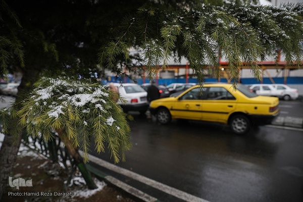 Teheran trägt ein weißes Kleid