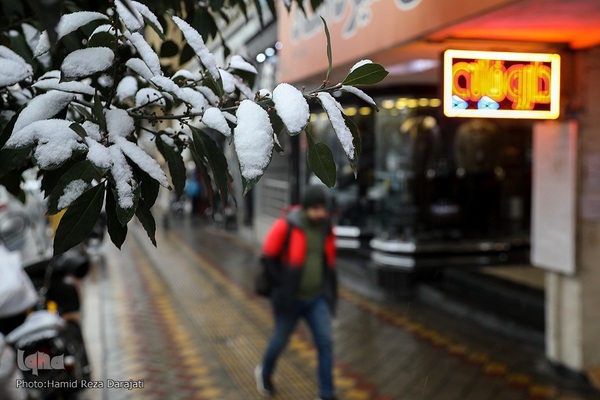 Teheran trägt ein weißes Kleid