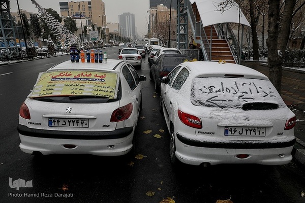 Teheran trägt ein weißes Kleid