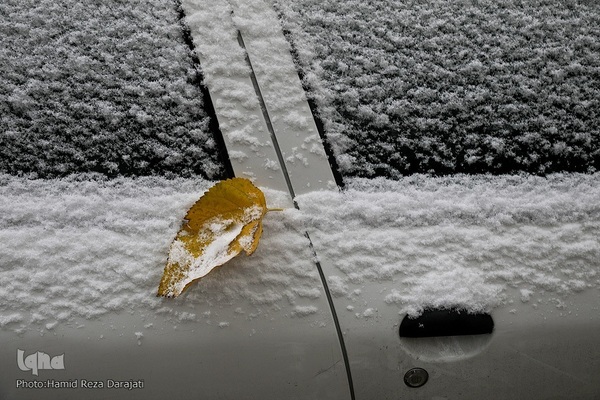 Teheran trägt ein weißes Kleid