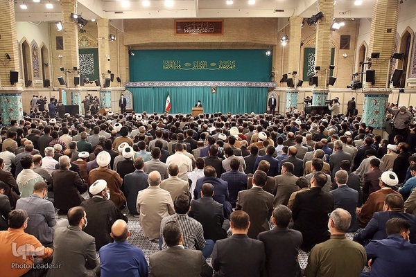 Koranrezitation im Beisein von Imam Chamenei