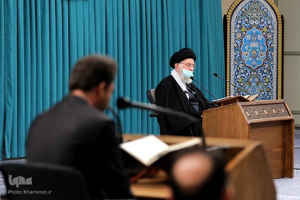 Koranrezitation im Beisein von Imam Chamenei