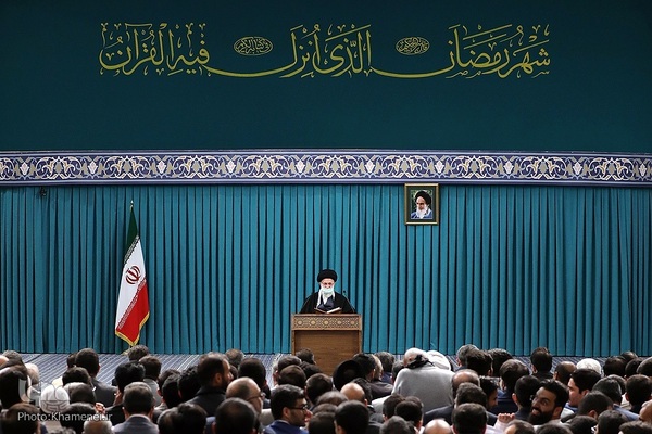 Koranrezitation im Beisein von Imam Chamenei