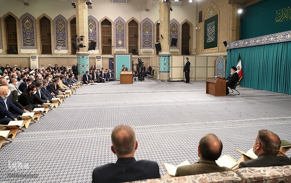 Koranrezitation im Beisein von Imam Chamenei