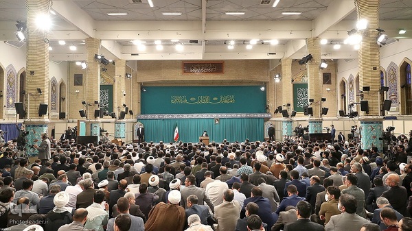 Koranrezitation im Beisein von Imam Chamenei