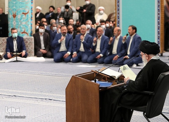 Koranrezitation im Beisein von Imam Chamenei