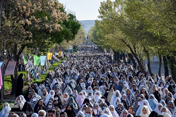 Millionen Iraner verrichten Eid al-Fitr-Gebet