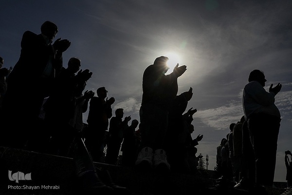 Millionen Iraner verrichten Eid al-Fitr-Gebet