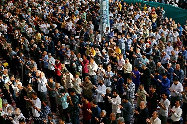 Millionen Iraner verrichten Eid al-Fitr-Gebet