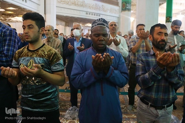 Millionen Iraner verrichten Eid al-Fitr-Gebet