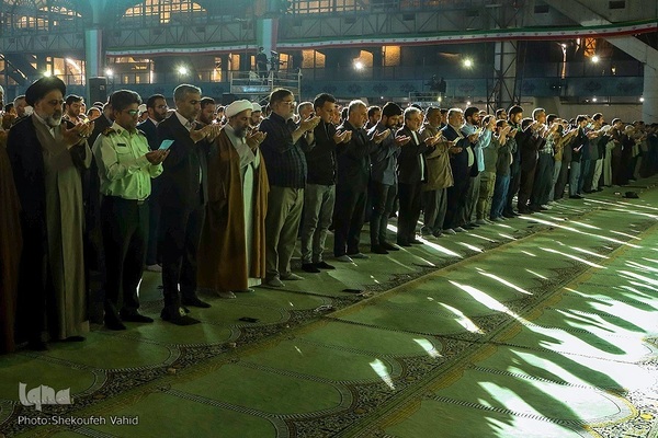 Millionen Iraner verrichten Eid al-Fitr-Gebet