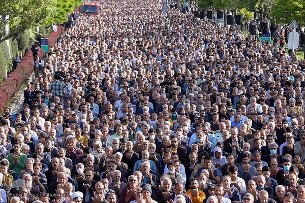 Millionen Iraner verrichten Eid al-Fitr-Gebet