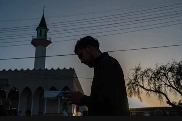 Millionen Iraner verrichten Eid al-Fitr-Gebet