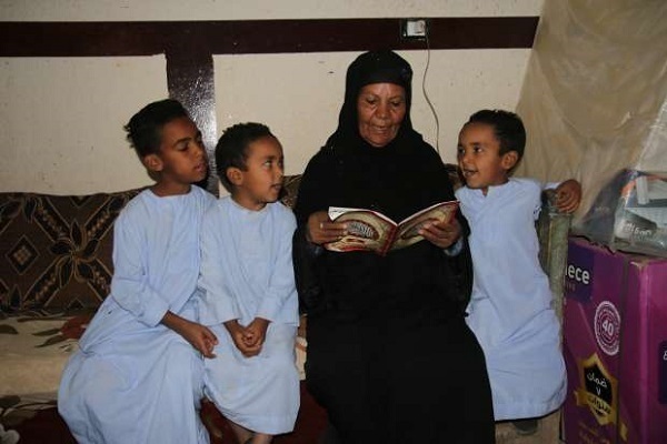 Ägypterin lernt den Korans im 7. Jahrzehnt ihres Lebens auswendig