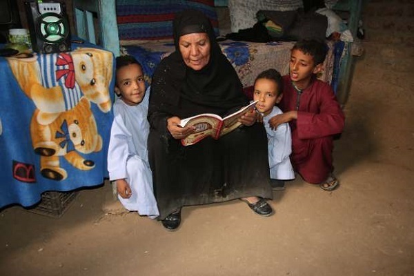 Ägypterin lernt den Korans im 7. Jahrzehnt ihres Lebens auswendig