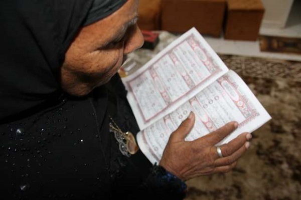 Ägypterin lernt den Korans im 7. Jahrzehnt ihres Lebens auswendig
