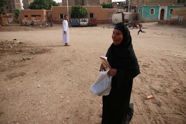 Ägypterin lernt den Korans im 7. Jahrzehnt ihres Lebens auswendig