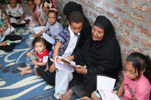 Ägypterin lernt den Korans im 7. Jahrzehnt ihres Lebens auswendig