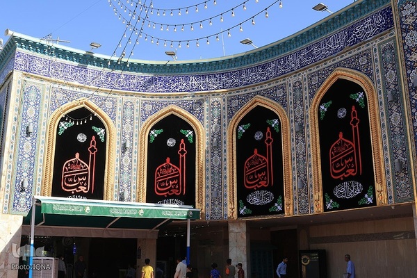 Der Heilige Schrein von Abul Fadhl Al-Abbas (as.) trägt Schwarz