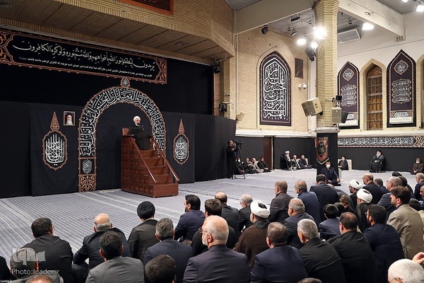 Trauerzeremonie zum Vorabend des 6. Muharram im Beisein von Imam Chamenei