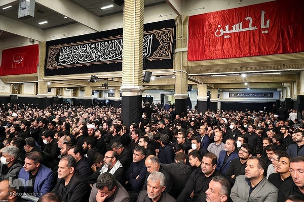 Trauerzeremonie zum Vorabend des 6. Muharram im Beisein von Imam Chamenei