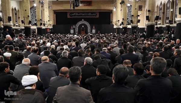Trauerzeremonie zum Vorabend des 6. Muharram im Beisein von Imam Chamenei