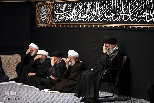 Trauerzeremonie zum Vorabend des 6. Muharram im Beisein von Imam Chamenei