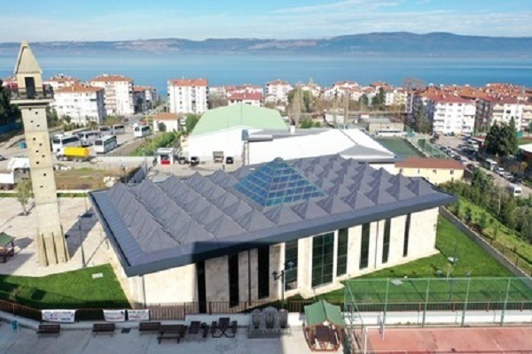 Moschee mit Grasdach und von Vögeln beliebten Minarett in der Türkei