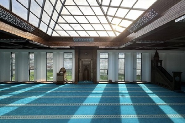 Moschee mit Grasdach und von Vögeln beliebten Minarett in der Türkei