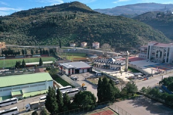 Moschee mit Grasdach und von Vögeln beliebten Minarett in der Türkei