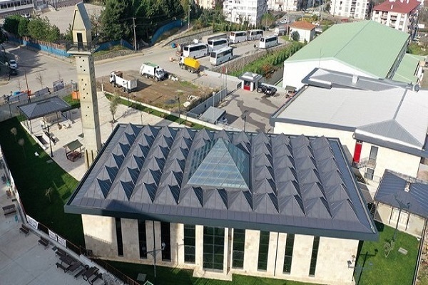 Moschee mit Grasdach und von Vögeln beliebten Minarett in der Türkei