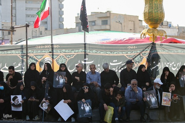 Millionen Menschen bei Trauerfeier für Märtyrer Ayatollah Raisi und seine Gefährte