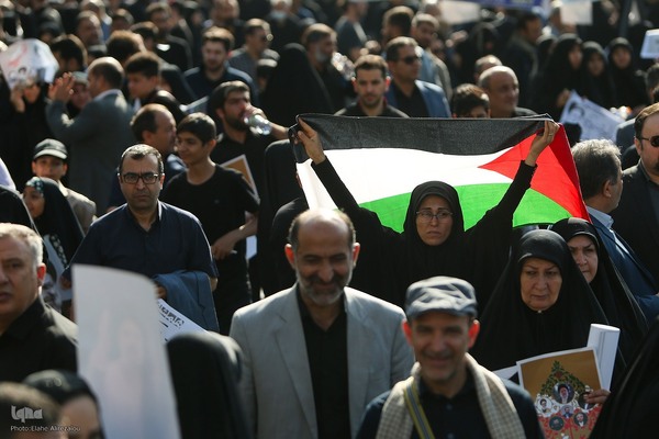 Millionen Menschen bei Trauerfeier für Märtyrer Ayatollah Raisi und seine Gefährte