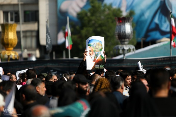 Millionen Menschen bei Trauerfeier für Märtyrer Ayatollah Raisi und seine Gefährte