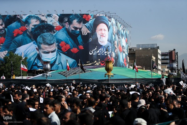 Millionen Menschen bei Trauerfeier für Märtyrer Ayatollah Raisi und seine Gefährte