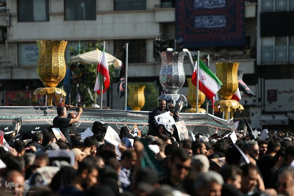 Millionen Menschen bei Trauerfeier für Märtyrer Ayatollah Raisi und seine Gefährte