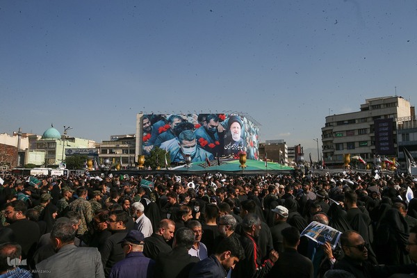 Millionen Menschen bei Trauerfeier für Märtyrer Ayatollah Raisi und seine Gefährte