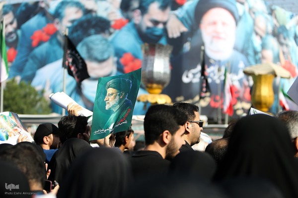 Millionen Menschen bei Trauerfeier für Märtyrer Ayatollah Raisi und seine Gefährte