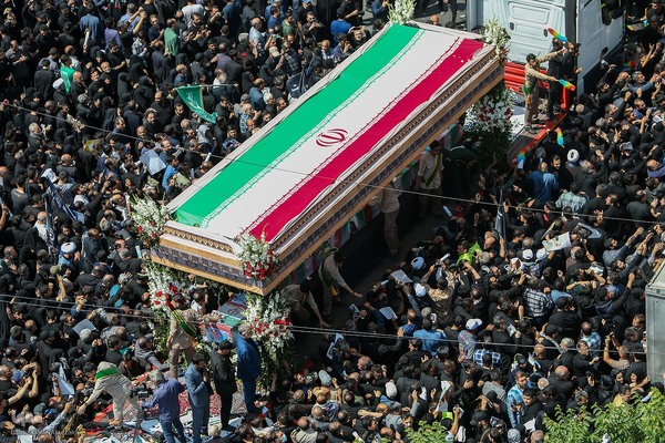 Millionen Menschen bei Trauerfeier für Märtyrer Ayatollah Raisi und seine Gefährte