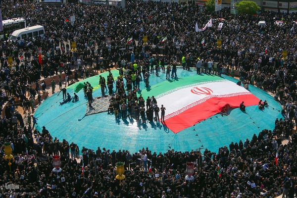 Millionen Menschen bei Trauerfeier für Märtyrer Ayatollah Raisi und seine Gefährte