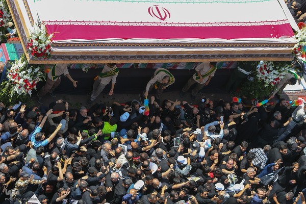 Millionen Menschen bei Trauerfeier für Märtyrer Ayatollah Raisi und seine Gefährte
