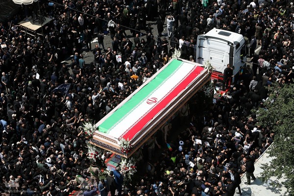 Millionen Menschen bei Trauerfeier für Märtyrer Ayatollah Raisi und seine Gefährte