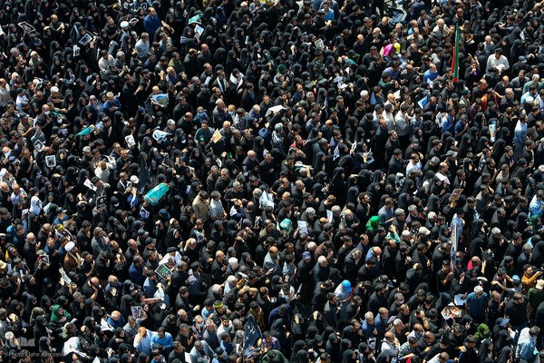 Millionen Menschen bei Trauerfeier für Märtyrer Ayatollah Raisi und seine Gefährte