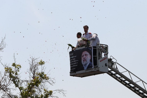 Millionen Menschen bei Trauerfeier für Märtyrer Ayatollah Raisi und seine Gefährte