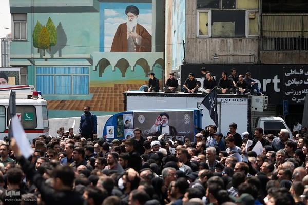Millionen Menschen bei Trauerfeier für Märtyrer Ayatollah Raisi und seine Gefährte