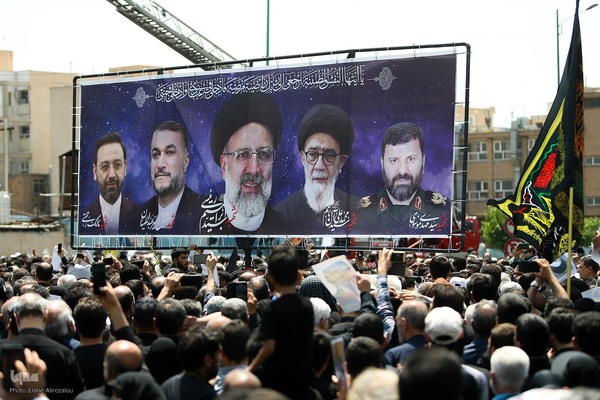 Millionen Menschen bei Trauerfeier für Märtyrer Ayatollah Raisi und seine Gefährte
